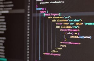 Plataformas low-code y no-code en auge El desarrollo de software en 2025 está marcado por el crecimiento de plataformas low-code y no-code, que permiten crear aplicaciones con mínima o ninguna codificación manual. Estas herramientas democratizan el desarrollo, facilitando la creación de soluciones digitales por parte de usuarios sin formación técnica.