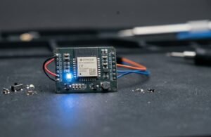 Inteligencia artificial sin internet: un chip de diez dólares logra ejecutar un modelo de lenguaje de forma local