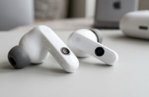 Un vídeo filtrado muestra en acción los nuevos AirPods con cámara de Apple